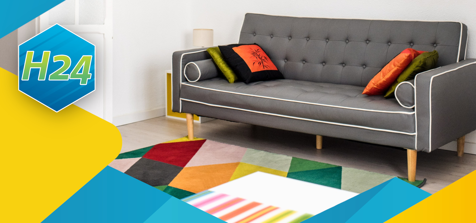 pokój w którym jest kanapa i kolorowy dywan