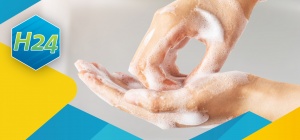 dłonie pokryte pianą z mydła